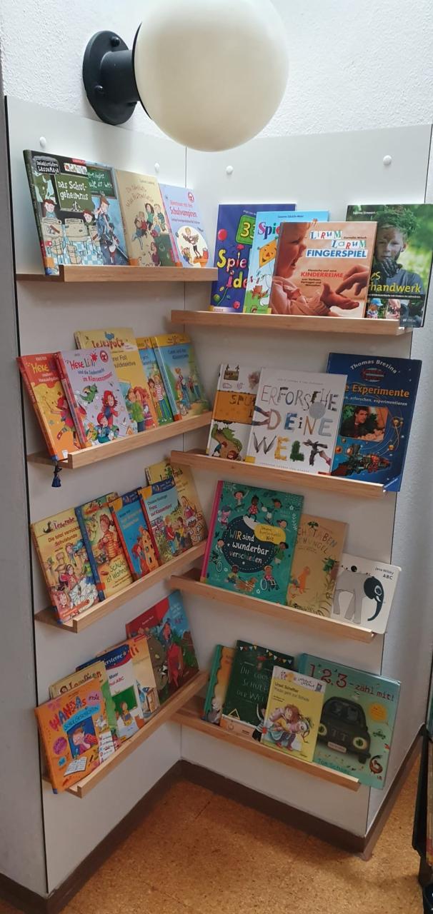 Foto Eckregal in der Bücherei mit Büchern zum Schwerpunktthema 