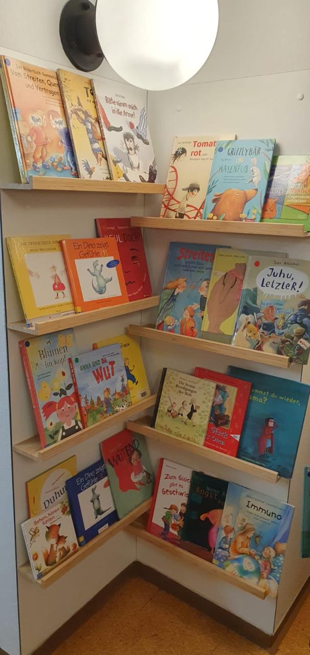Foto Eckregal in der Bücherei mit Büchern zum Schwerpunktthema 