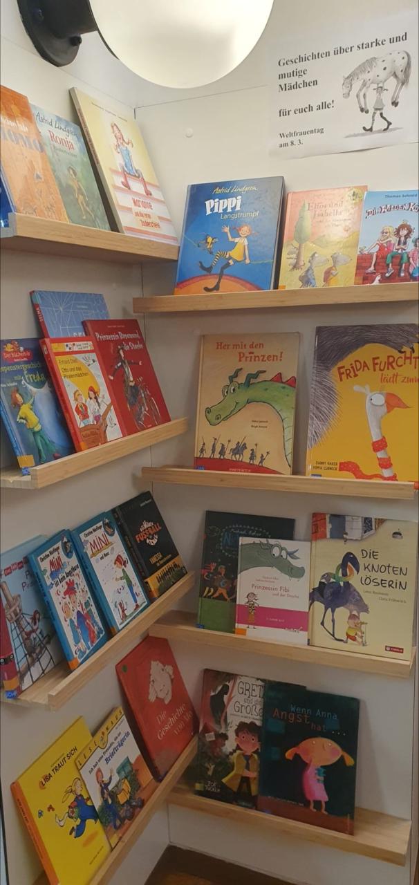 Eckregal mit Kinderbüchern zu starken Mädchen