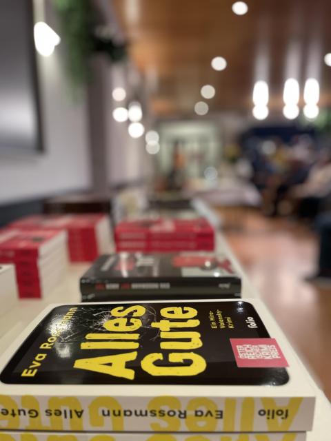 Foto Buchtisch Lesung Eva Rossmann