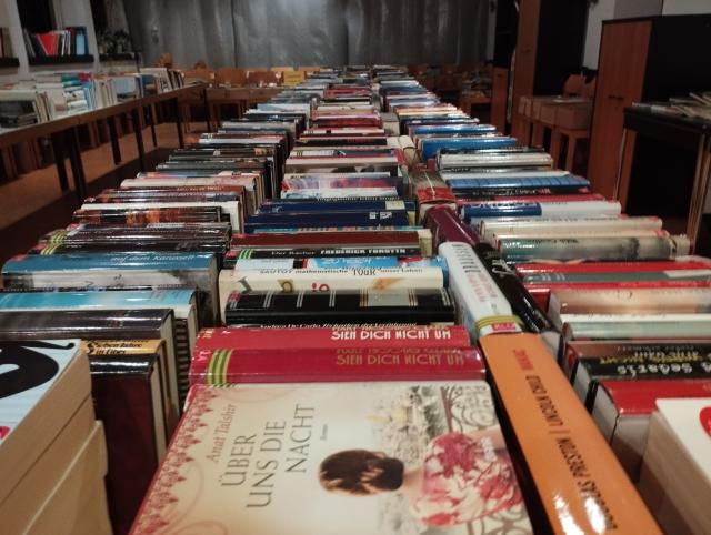 Büchertisch beim Flohmarkt 2024
