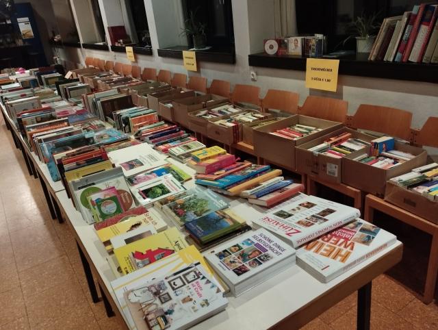 Büchertisch und Kartons Flohmarkt 2024