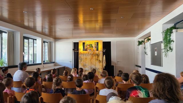 Kasperltheater mit Zuschauermenge