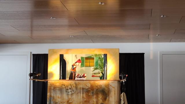 Kasperltheater Bühne mit Kasperl und Krokodil