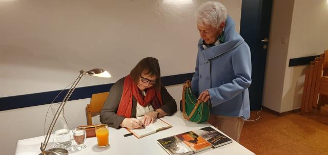 Ljuba Arnautovic schreibt eine Widmung für eine Leserin