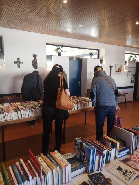 Foto Flohmarkt, Personen stöbern durchs Angebot