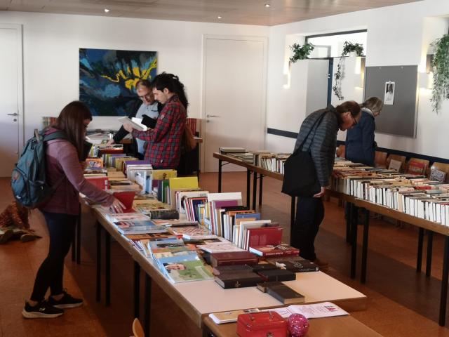 Personen durchstöbern Flohmarktangebot