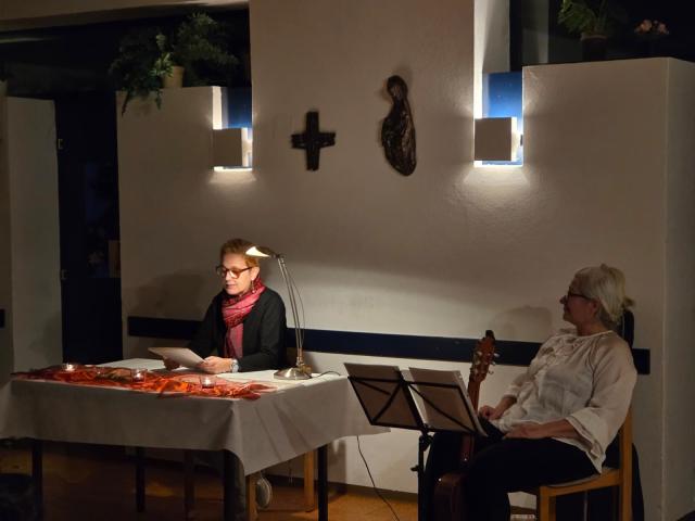 Vorleserin und zuhörende Person