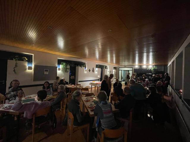 Publikum in abgedunkeltem Raum