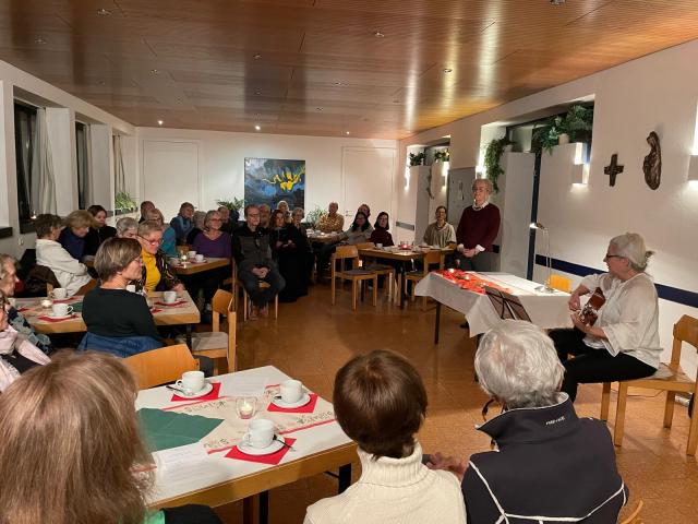 Publikum bei Lesung, Gitarristin