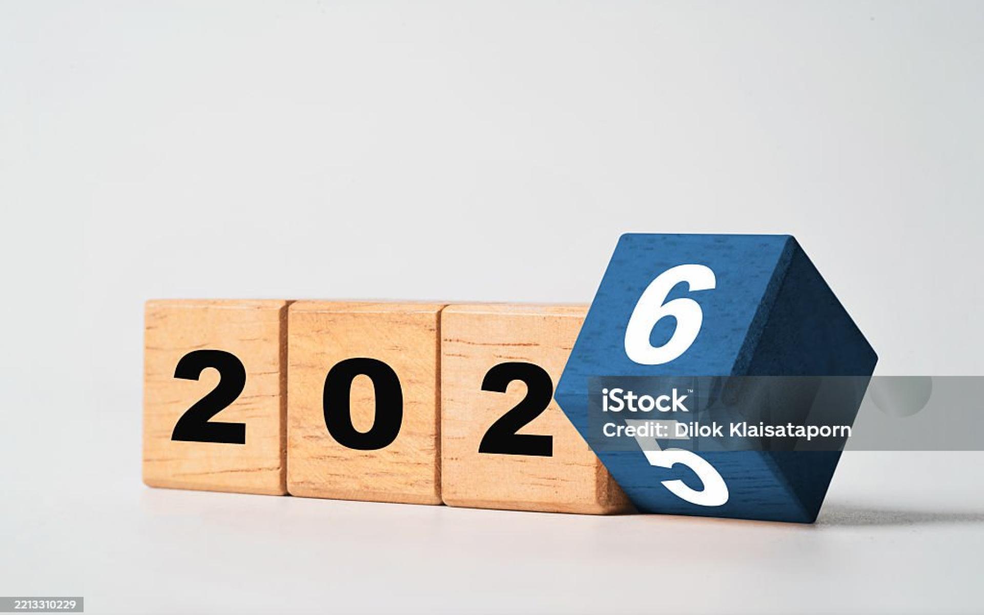 Holzklötze mit der Aufschrift 2026