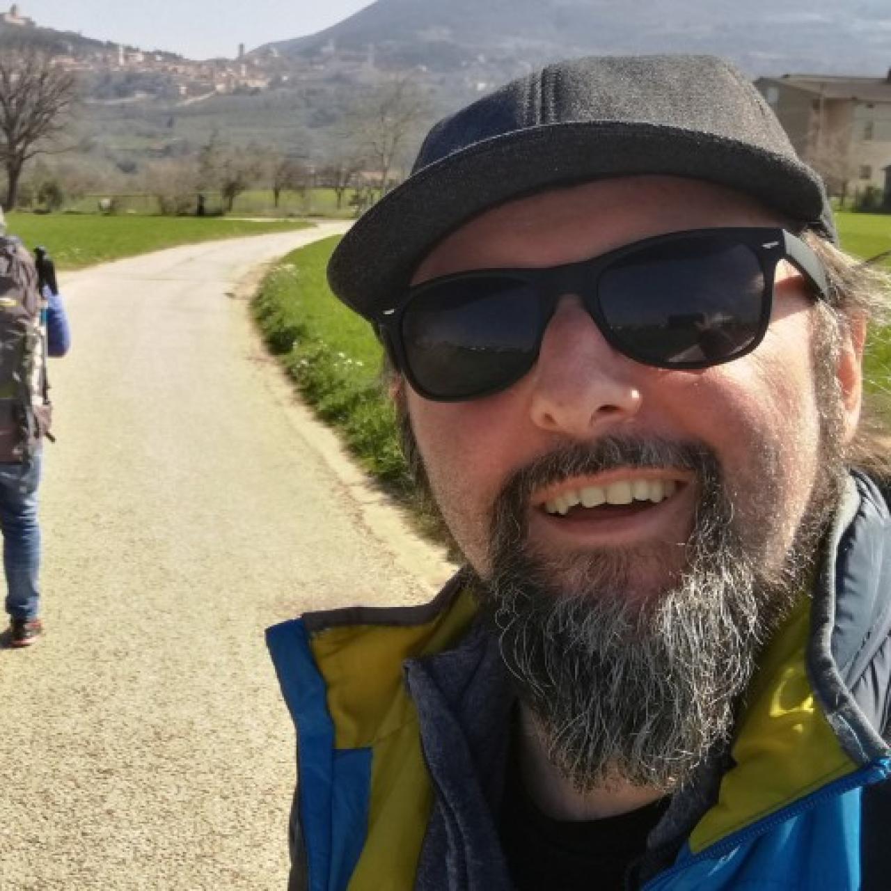 Kabarettist Christoph Schwaiger mit Sonnenbrille