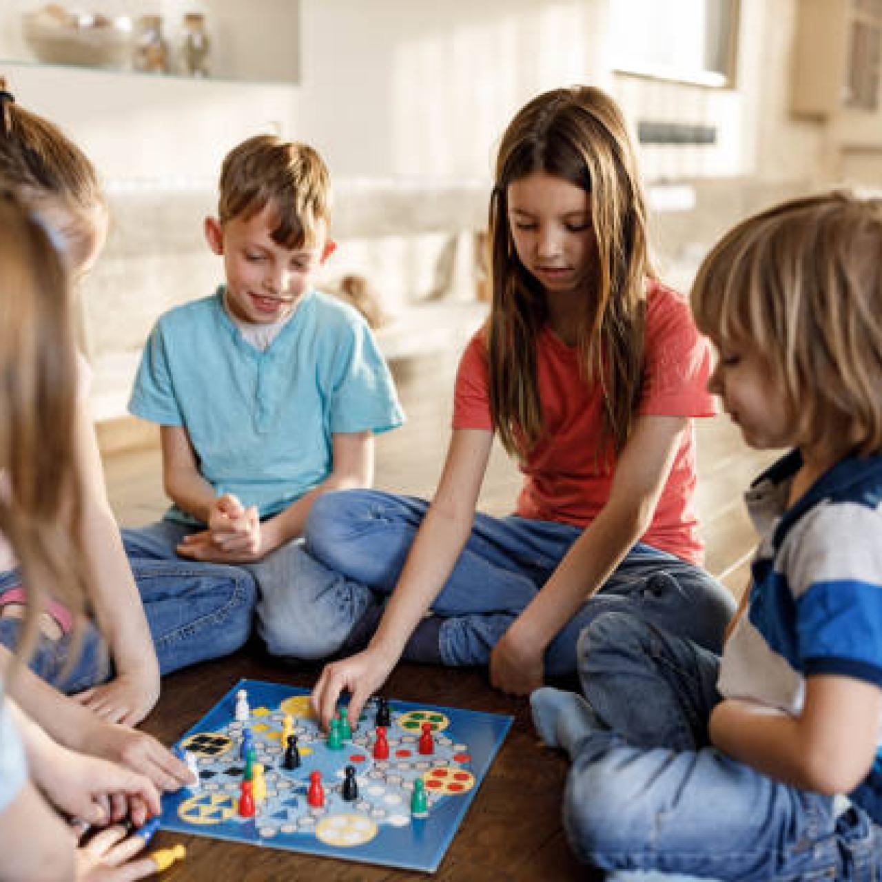 Kinder spielen ein Brettspiel