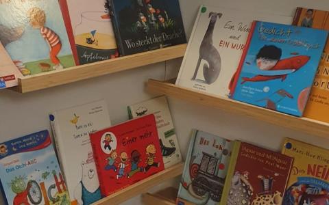 Eckregal mit Büchern zum Thema Gedichte