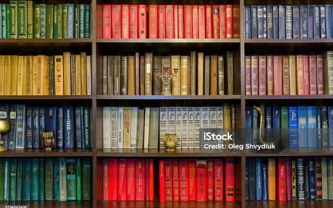 Bücherregal farblich sortiert